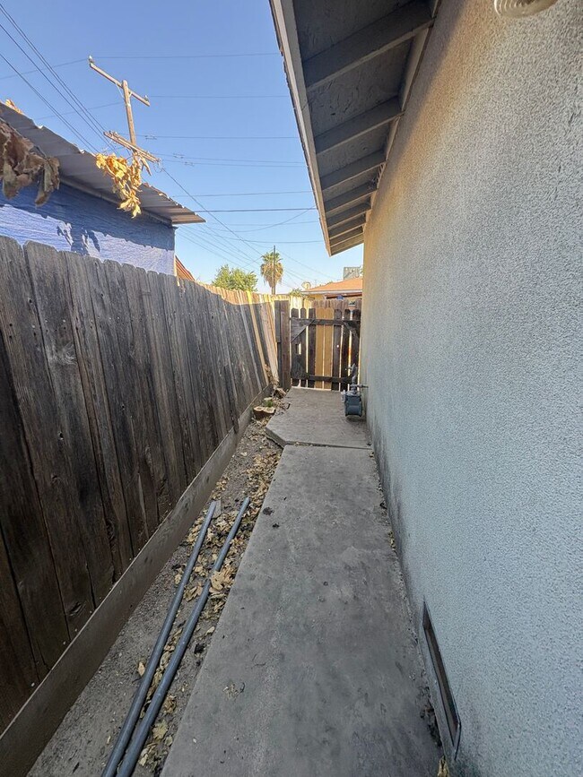 Building Photo - NW Visalia Home with Alley Access Rent Ready!