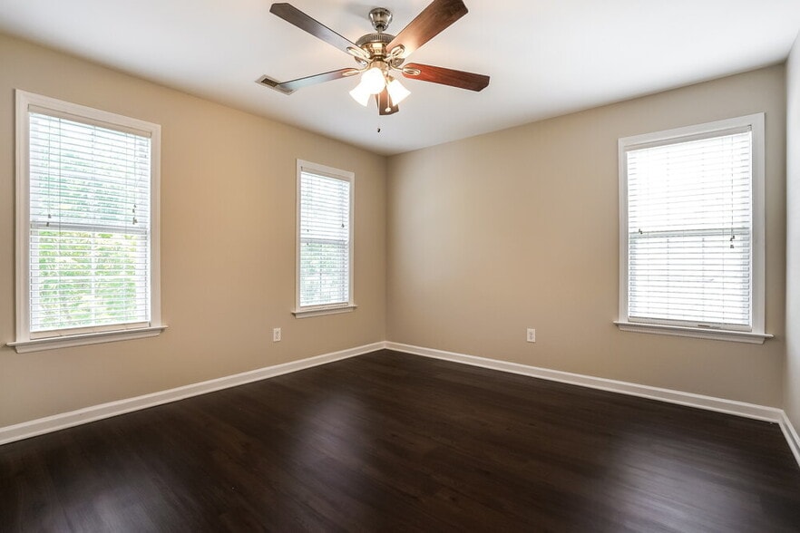 Building Photo - 6412 Willowlawn Dr