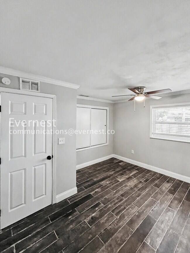 Building Photo - 1885 Shore Acres Blvd NE