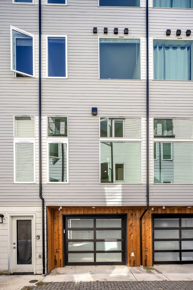 Building Photo - 8551B Midvale Ave N