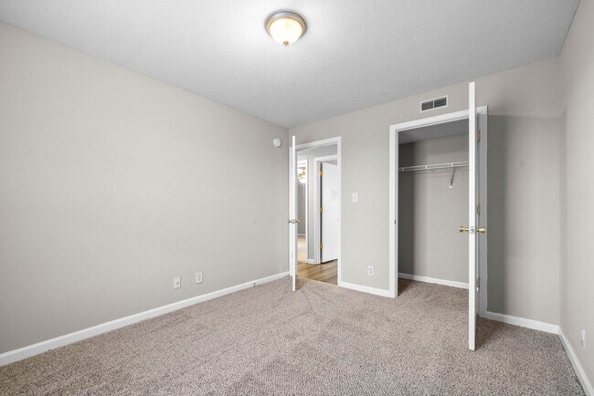 Building Photo - Northeast Dr -3884