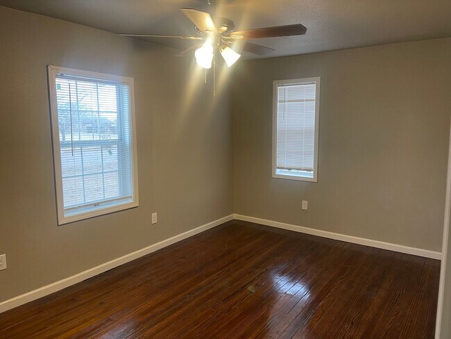 Building Photo - SLATON CHARMER! Totally Remodeled!! Availa...