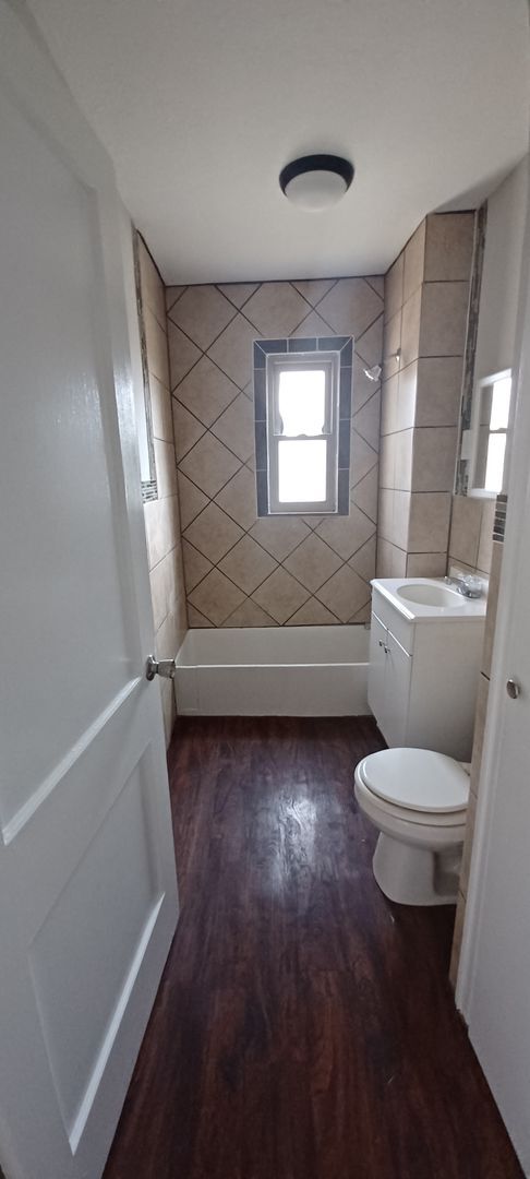 Building Photo - Beautiful 1 bed/1 bath apartment, just off...