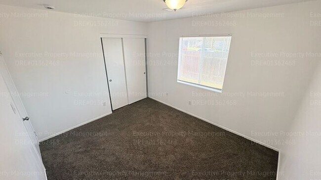 Building Photo - 4 bedroom 2 bathroom home located near S. H St/ Berkshire Rd