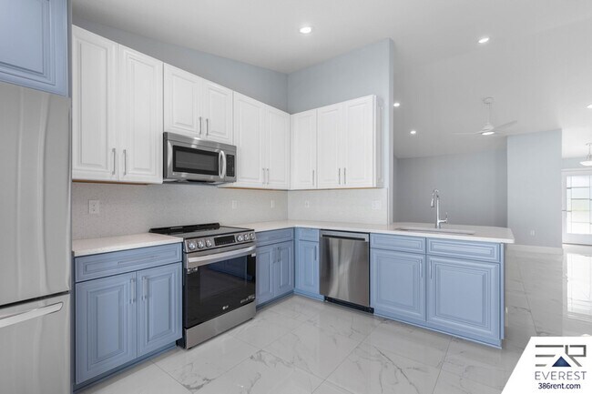 Building Photo - 10 Llovera Pl