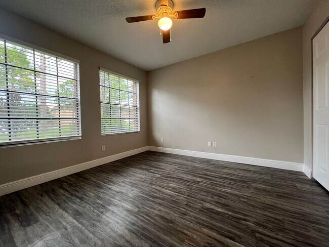 Building Photo - 2/1 Condo in Gated Lakefront Altamonte Com...