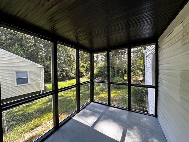 Building Photo - 2723 Robin Hood Dr