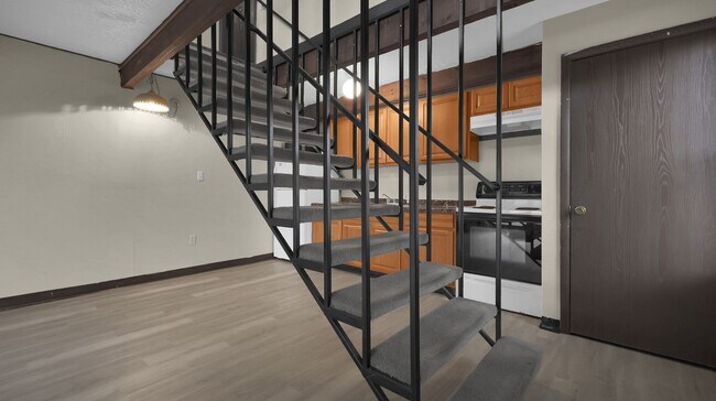 Building Photo - 1 Bedroom Townhouse Apartment