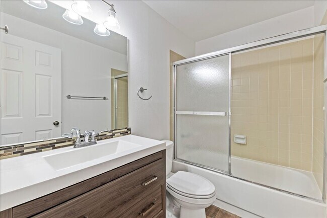 Building Photo - 3 Bedroom 1.5 Bathroom Townhouse in Southeast Boise