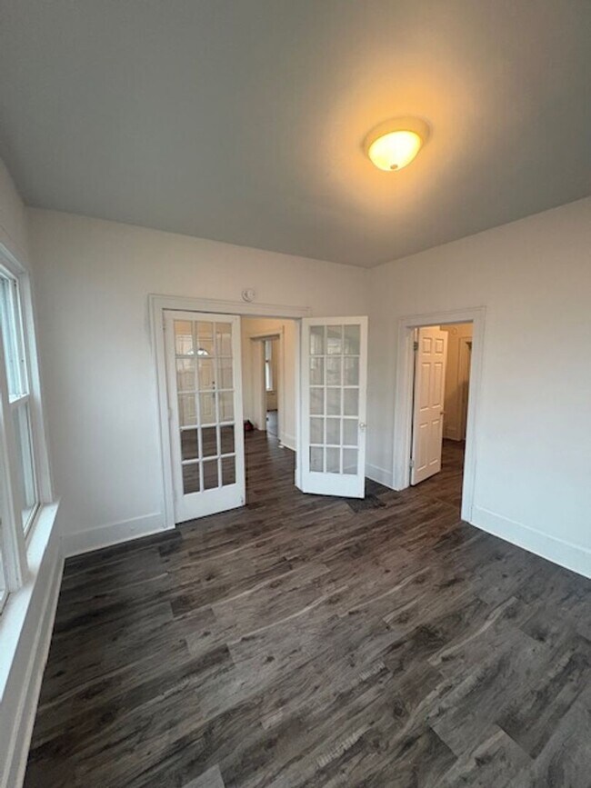 Building Photo - 723 W Armstrong Ave