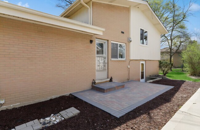 Building Photo - 403 E Lake Ave
