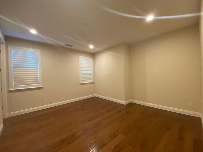 Building Photo - Sommersett 4 bedroom