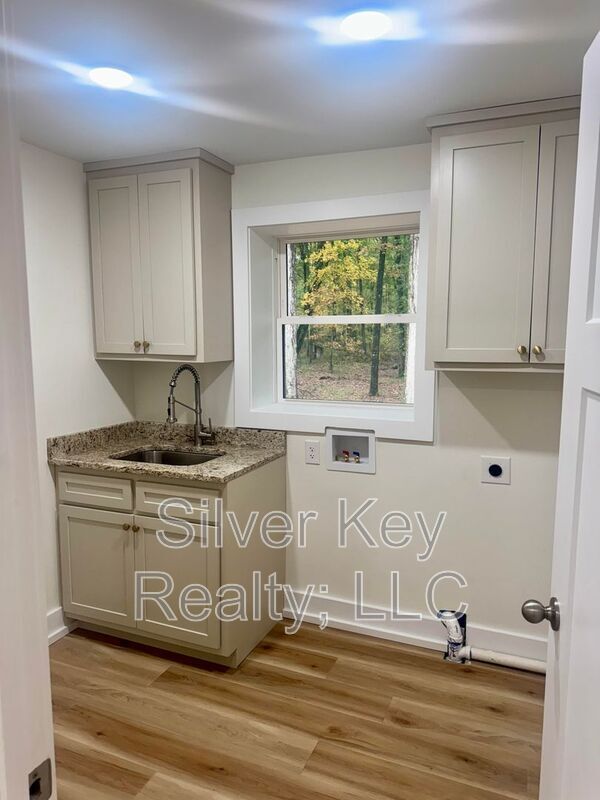 Building Photo - 2113 W Madison Ave