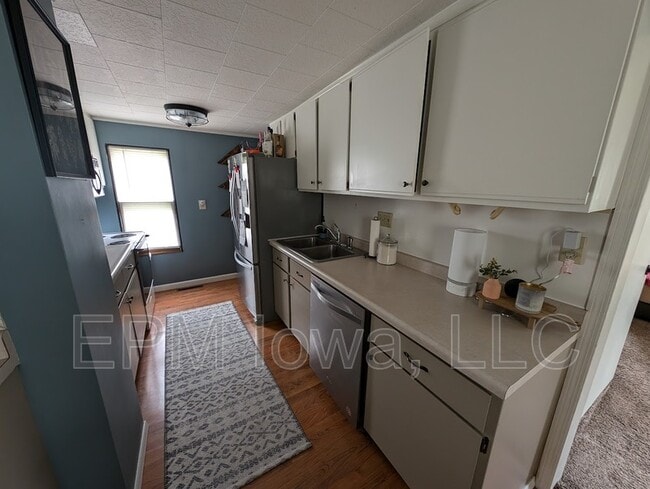 Building Photo - 608 8th Ave SW