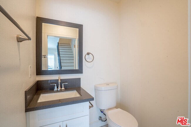 Building Photo - 608 1/2 N Gramercy Pl