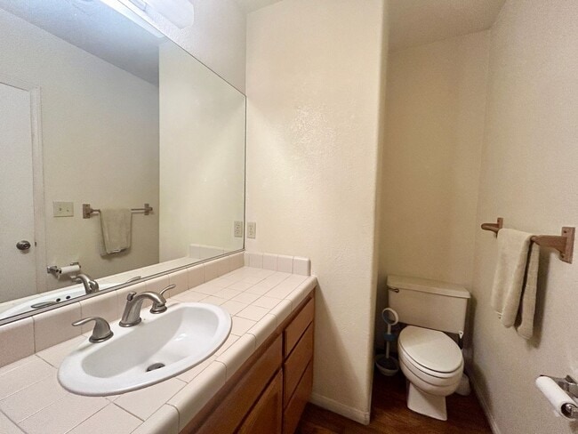 Building Photo - Spacious Beach House in South Oceanside