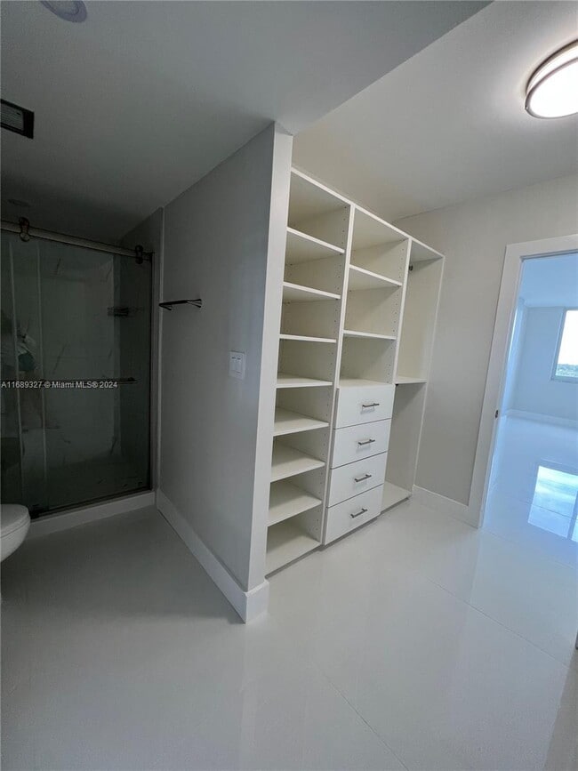 Building Photo - 4200 Hillcrest Dr