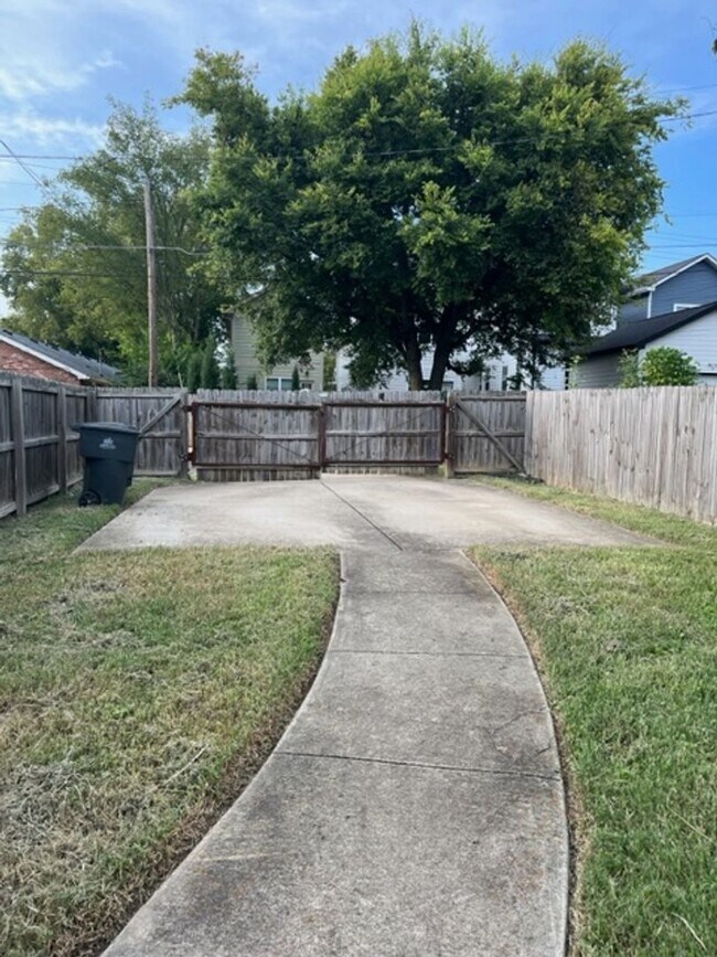 Building Photo - Spacious 3 Bed/2.5 Single Family Home in the Nations, Off Street Parking w Parking pad, Fenced Yard