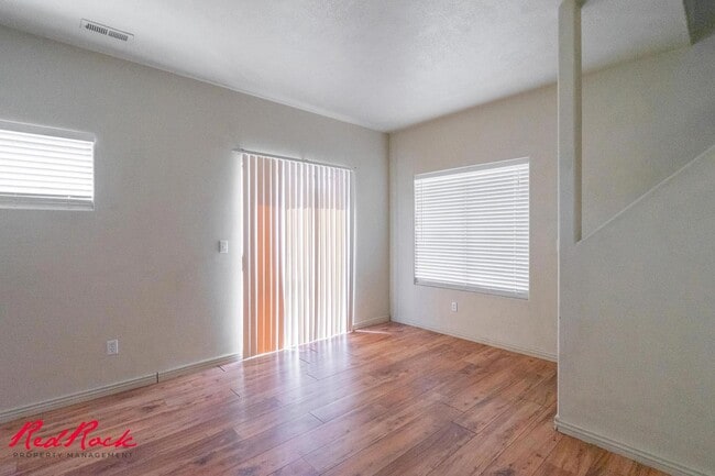 Building Photo - Fresh Carpet! Spacious 5-Bedroom Townhome