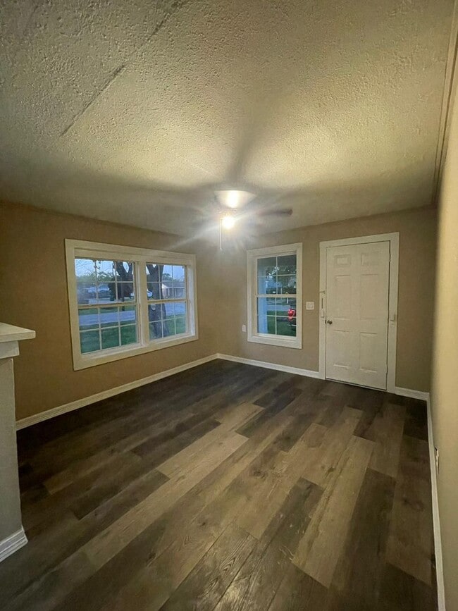 Building Photo - Your dream home awaits!