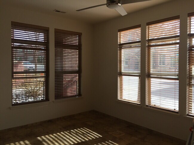 Building Photo - "Spacious 3-Bed, 3-Bath Townhouse with Gra...