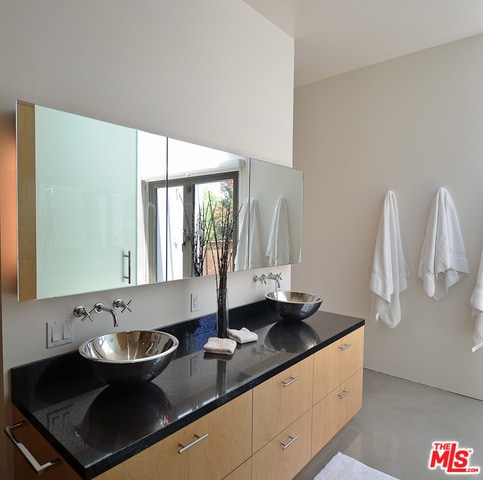 Building Photo - 1849 Fox Hills Dr