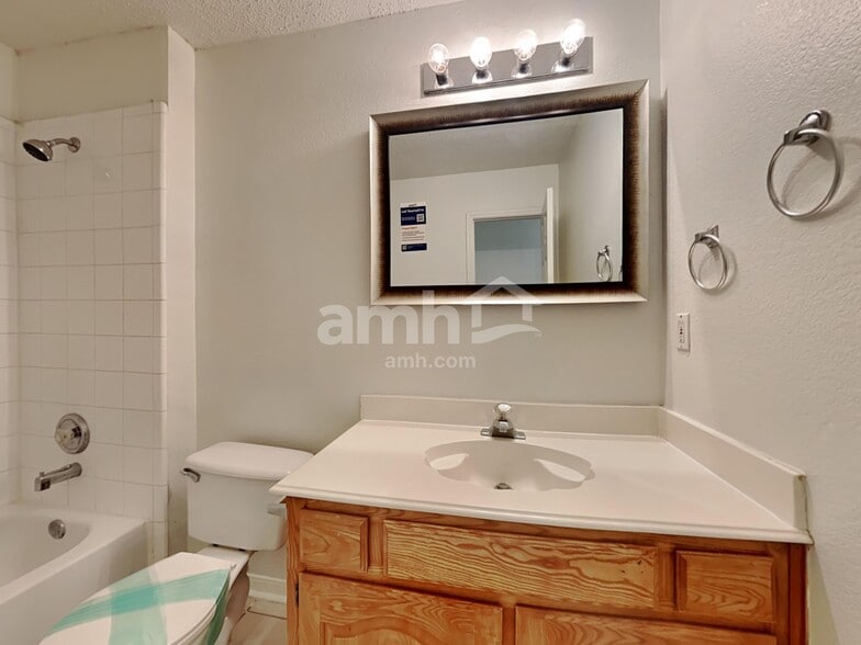 Building Photo - 532 N Parks Dr