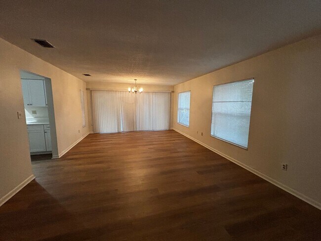 Building Photo - 2/2 Fully Renovated Home in Silver Springs Shores