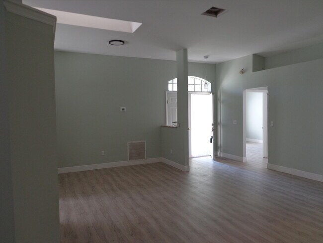 Building Photo - 890 Lake Wellington Dr