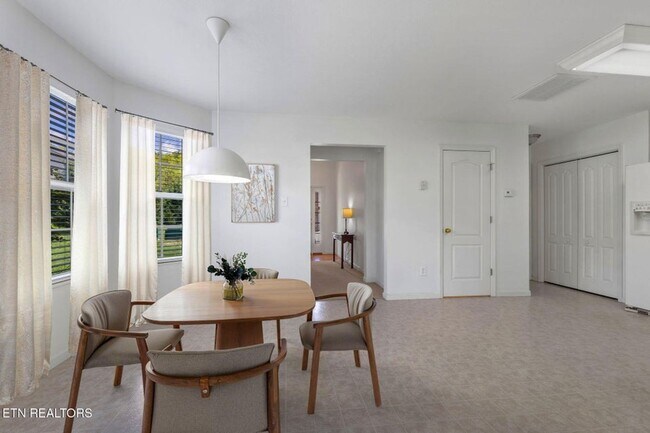 Building Photo - Beautiful End-Unit Condo – Move-In Ready!
