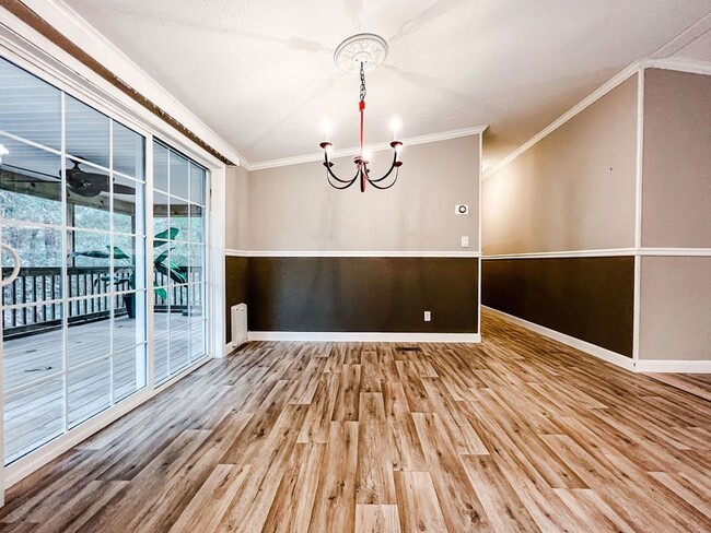 Building Photo - LOCATION! 5 mins from Carolina Beach bridg...