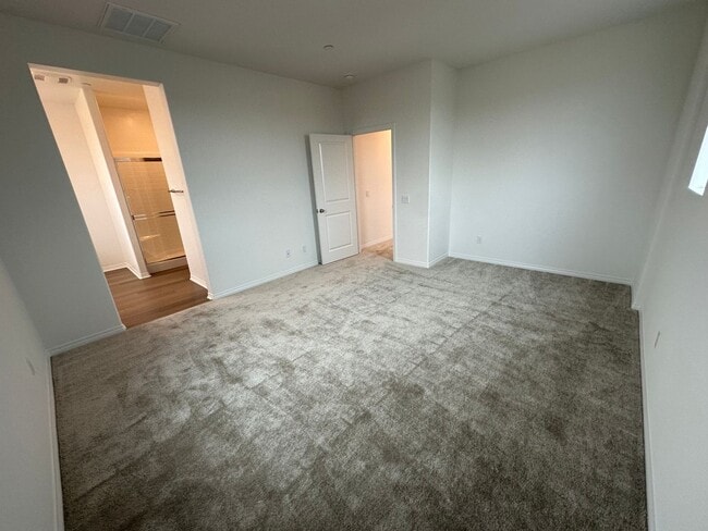 Building Photo - 1 Year Old Lenner 3 Bedroom + Loft Condo i...
