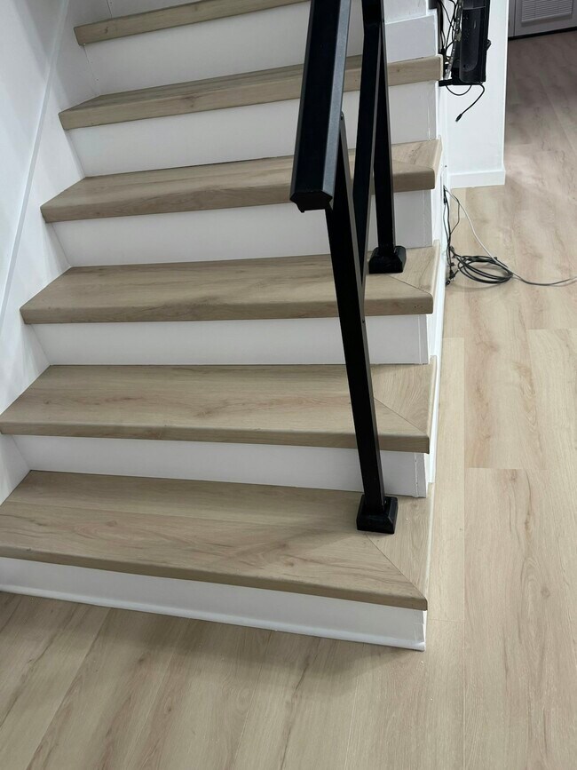 Building Photo - Five Five Oaks Dr