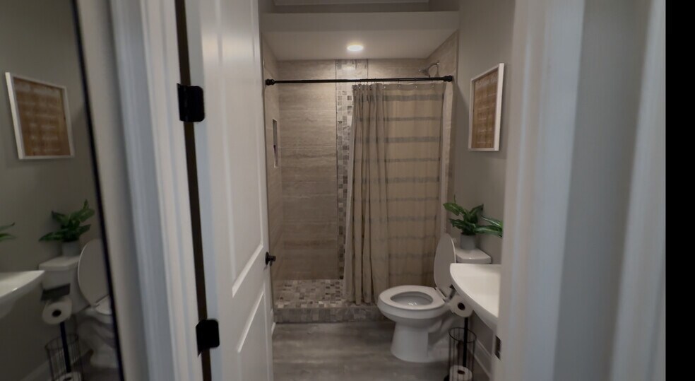 1st floor full bath - 4114 N Nebraska Ave