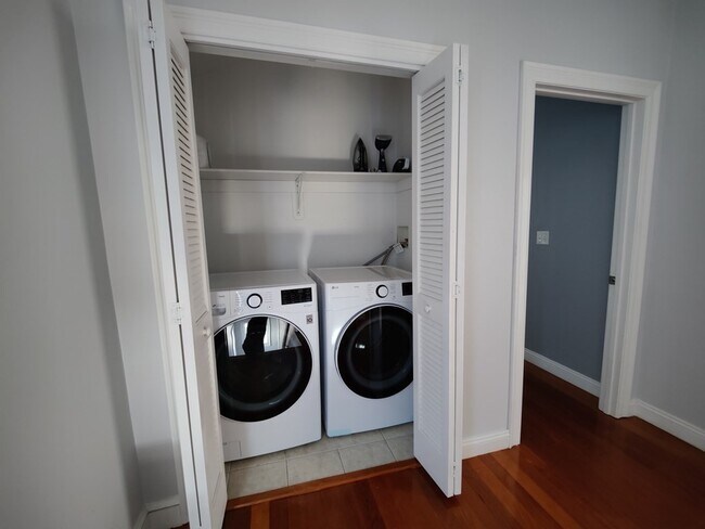 Building Photo - 36 Monroe St