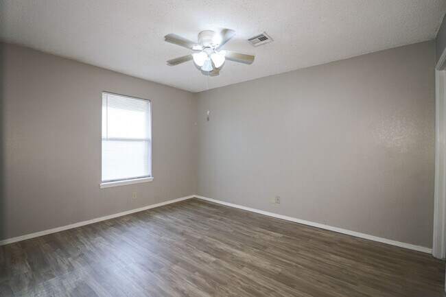 Building Photo - Cozy & Updated