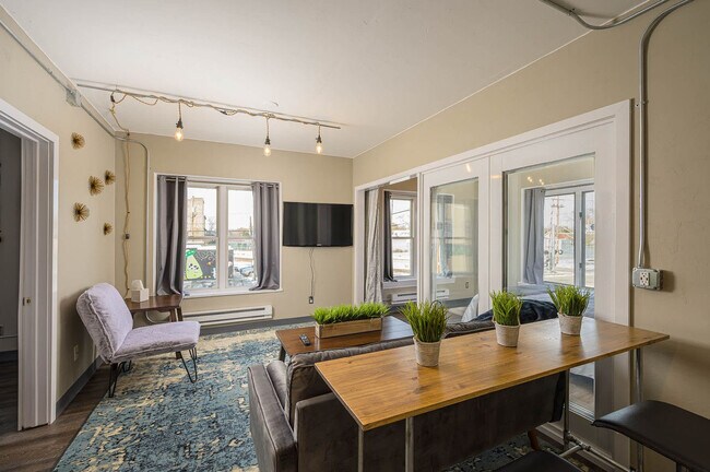 Primary Photo - 532 W College Ave