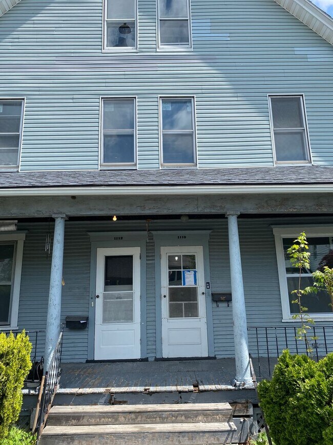 Primary Photo - 1110-1112 Rock Street