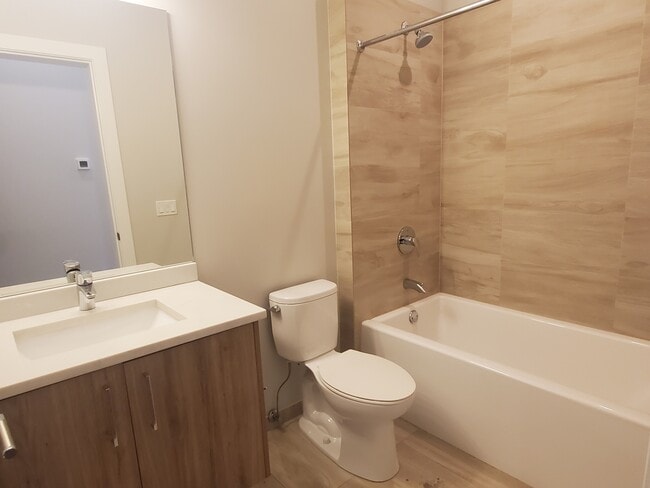 Building Photo - 1023 N Ashland Ave