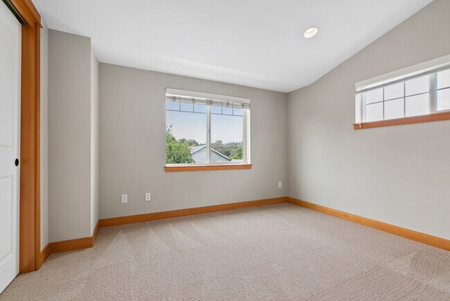 Building Photo - BEAUTIFUL Urban Townhome in Coveted West S...