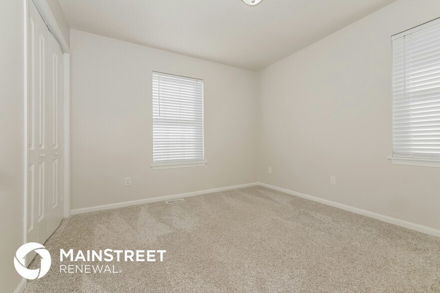 Building Photo - 902 SW Foxtail Dr