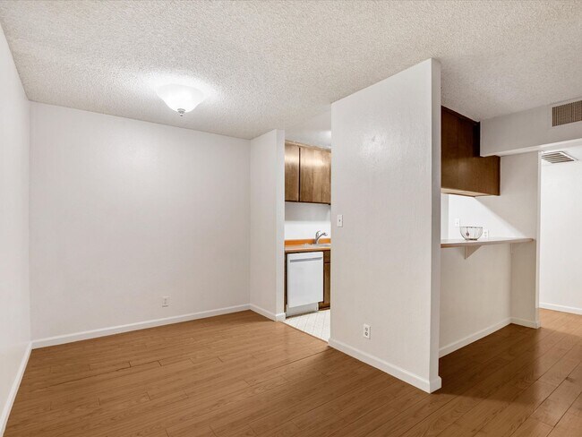 Building Photo - 2955 Lakeside Dr