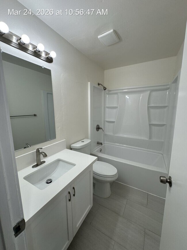 Building Photo - Downstairs apartment for Rent in Visalia Available now!