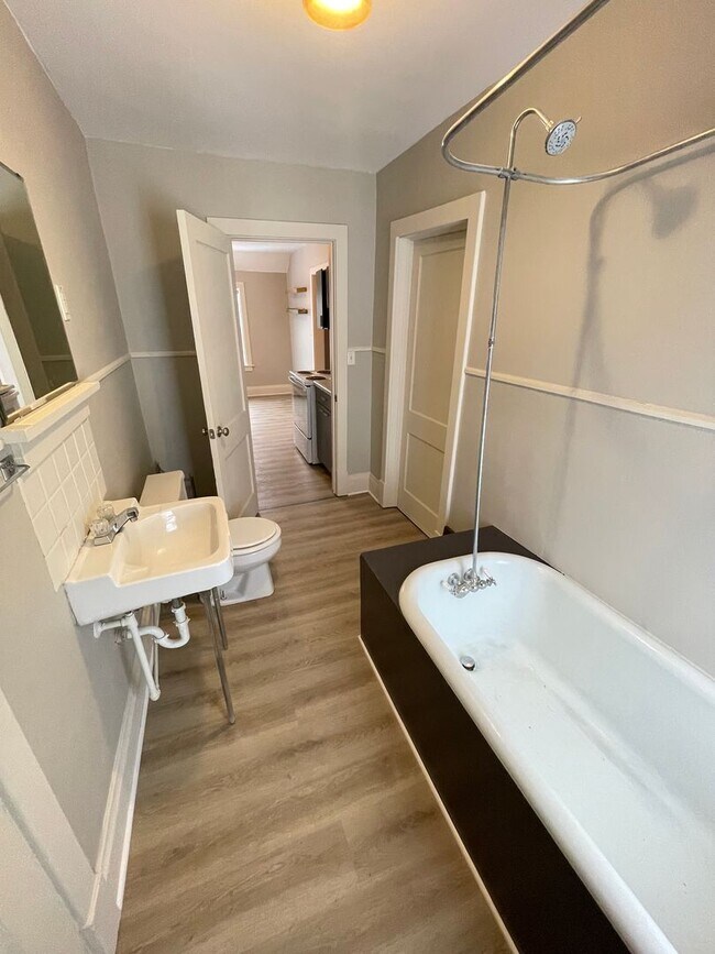 Building Photo - 606 N 60th Ave W