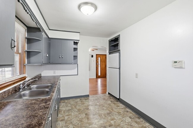 Building Photo - Charming 2-Bedroom Single Family Home Near S High St