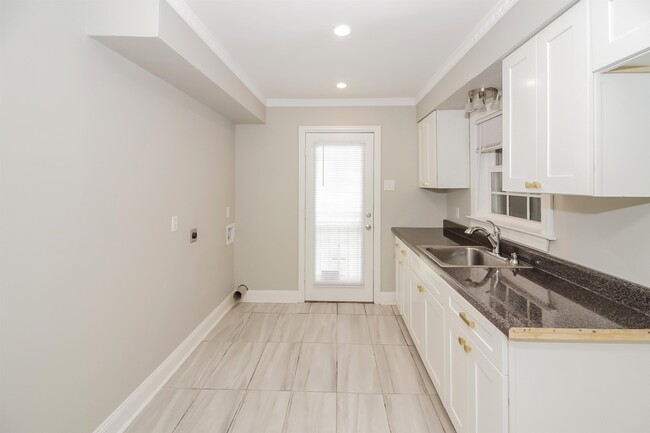 Building Photo - 4600 N Renshaw Dr