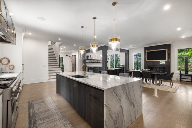 Building Photo - 306 Pinecrest Rd NE