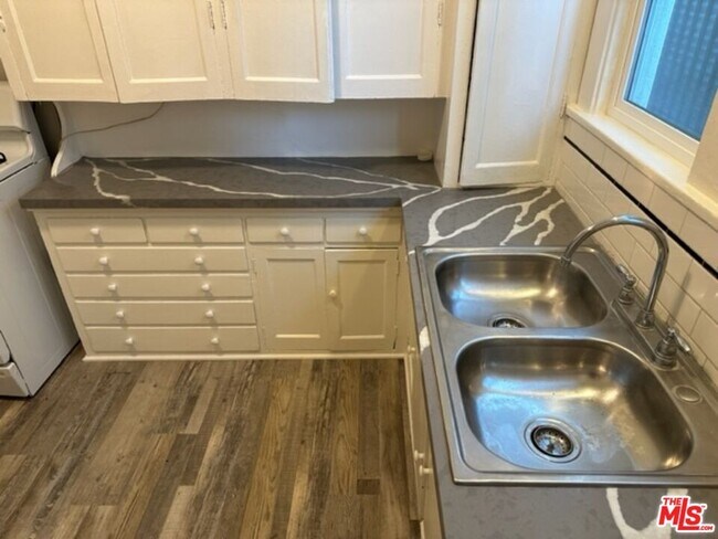 Building Photo - 1025 Locust Ave