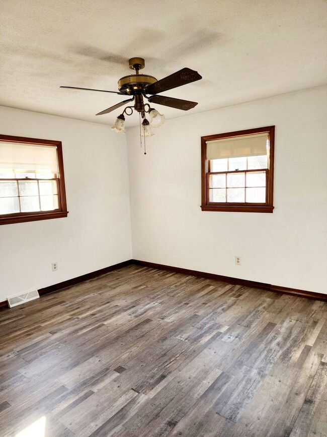 Building Photo - 4 Bedroom, 2 Bath, 2 Car Garage Home for R...