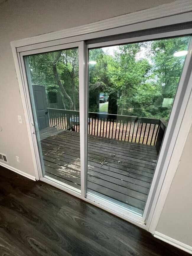 Building Photo - READY NOW!!! Amazing 2 Bedroom 1.5 bathroom Townhome !